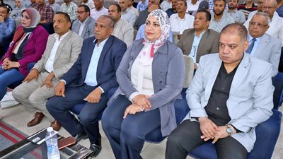 محافظ سوهاج: لا مكان لمحلات وورش بلا ترخيص.. واجتماع موسع لبحث موقف المشروعات الصغيرة والمتوسطة