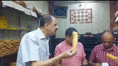 محافظ سوهاج يعنف صاحب مخبز بسبب وزن الرغيف: ده ميرضيش ربنا