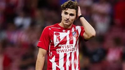 أنا من يقرر رحيله.. رئيس أتلتيكو مدريد يرد بسخرية على أنباء انتقال ألفاريز لبرشلونة