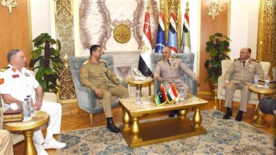 الفريق أحمد خليفة رئيس أركان حرب القوات المسلحة يلتقي رئيس الأركان العامة للجيش الليبي