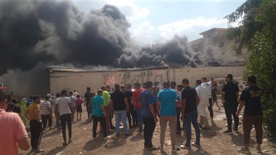 حريق يلتهم مخزن سجاد وفايبر وبلاستيك على طريق المحلة – المنصورة بالغربية.. والحماية المدنية تحاول السيطرة
