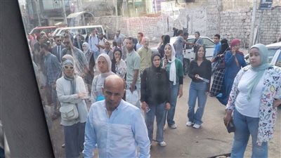 انتظار بالساعات في مواقف النقل العام.. سكان العجمي يستغيثون من تأخر الأتوبيسات وقلة عددها | صور