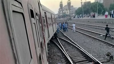 بعد انحرافها عن مسارها.. السكة الحديد تدفع بأوناش الطوارئ لرفع عربة قطار 927 على السكة