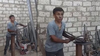النور مكانه في القلوب.. شاب كفيف يعمل بورشة حدادة يثير تعاطف السوشيال ميديا