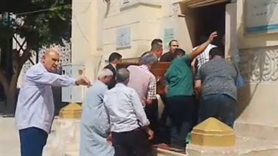 وصول جثمان والدة حمادة بركات لمسجد أسد بن الفرات لأداء صلاة الجنازة 