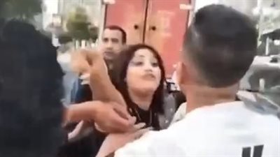 كانت ماشية عكس.. سائق تاكسي يتعرض للضرب والسب من فتاة بالمهندسين بسبب خلاف على أولوية المرور