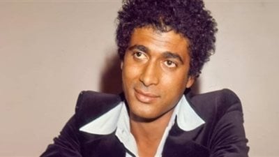 بين المعاناة والعبقرية.. كيف كسب أحمد زكي قلوب الملايين؟