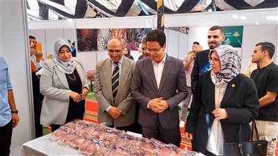 بأسعار مخفضة.. رئيس جامعة بنها يفتتح معرض منتجات الجامعة 