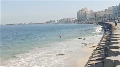 بعد ظهور شاطئ رملي.. متى تنتهي ظاهرة انحسار مياه البحر بشواطئ الإسكندرية؟