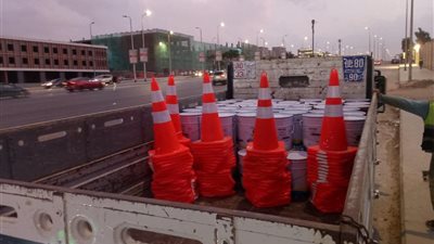 جهاز القاهرة الجديدة يبدأ أعمال صيانة التخطيط بـ 3 محاور ويطالب سائقي السيارات بتوخي الحذر