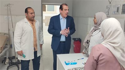 جولة مفاجئة لنائب وزير الصحة بمستشفى أم المصريين.. وقرارات باستبعاد المدير ونائبه بسبب التقصير| صور 