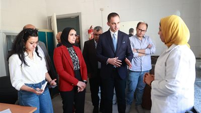 نائب وزير الصحة يتفقد منشآت صحية بالإسكندرية.. ويوجه بتطوير مستشفى الحميات وتشغيل مجمع رعايات جديد