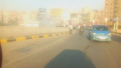 نتيجة اشتعال مخلفات.. تفاصيل تصاعد أدخنة بجوار طريق المحور