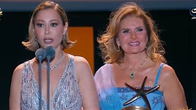 منة شلبي تهدي تكريمها من مهرجان الجونة لوالدتها والمخرج رضوان الكاشف: حلمت بالتكريم من 25 سنة