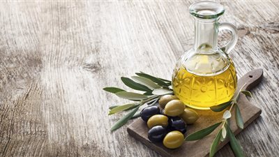 يساعد على خفض ضغط الدم.. فوائد زيت الزيتون لصحة القلب 