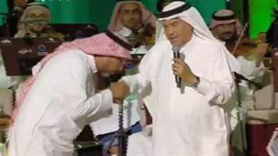 أول تعليق من هاني فرحات على انتقادات ظهوره بـ زي سعودي وتقبيله يد محمد عبده