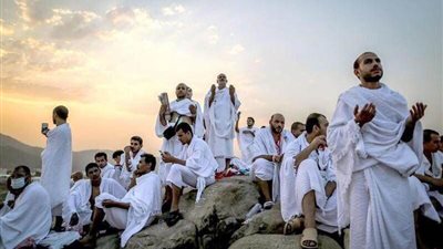 حكم أداء فريضة الحج لمريض الزهايمر.. هل تسقط عنه أم يظل مكلفًا بها؟