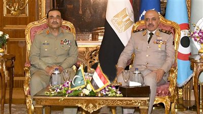 وزير الدفاع يبحث مع رئيس أركان الجيش الباكستاني تعزيز التعاون العسكري بين البلدين