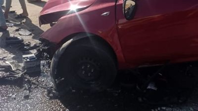 مصرع شخص وإصابة 3 آخرين إثر تصادم سيارة ملاكي بالرصيف في أكتوبر