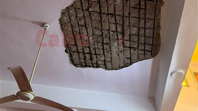 مشاهد سقوط أجزاء من السقف خلال صلاة الجمعة بمسجد الغباشي وإصابة مُصلٍّ 