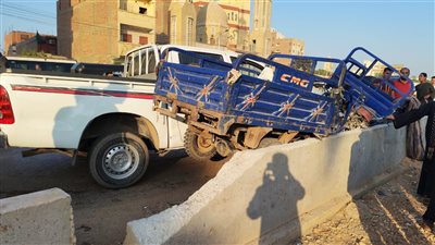إصابة 3 أشخاص في تصادم سيارة ربع نقل و2 تروسيكل بأسيوط│صور