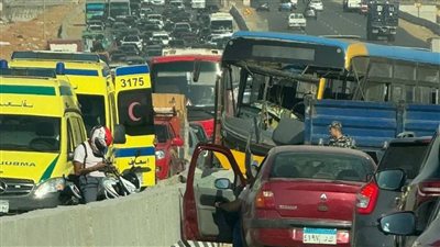 تصادم أتوبيس نقل عام بالحاجز الخرساني أعلى الطريق السياحي اتجاه المنيب