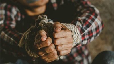 راقصة وزوجها يحتجزان شخصا ويقيدانه بالحبال لطلبه أفعالًا غير أخلاقية في الهرم