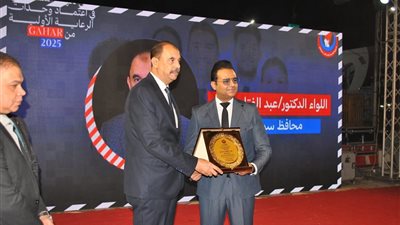 محافظ سوهاج يُكرم 400 من الكوادر الطبية والإدارية تقديرًا لجهودهم المتميزة | صور