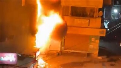 حريق يلتهم محلًا بأبراج الجامعة في المنيا.. والحماية المدنية تحاول السيطرة على النيران