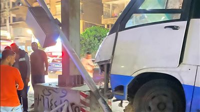 إصابة السائق.. اصطدام أتوبيس بالرادار والرصيف في مطلع كوبري بالنزهة