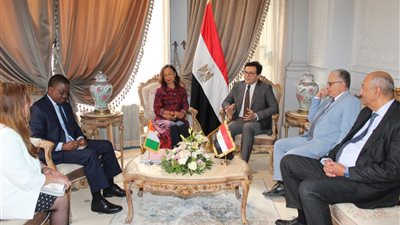 وزير الثقافة يلتقي نظيرته الإيفوارية لبحث آليات التعاون الثقافي