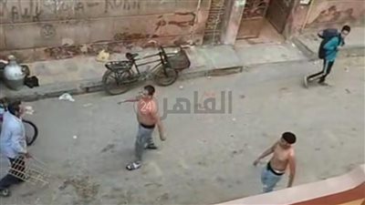 ظهروا عراة.. الأمن يفحص فيديو مشاجرة بين شباب أمام مدرسة بطنطا 