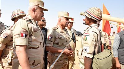  وزير الدفاع يشهد إجراءات تفتيش الحرب لأحد تشكيلات المنطقة المركزية العسكرية 