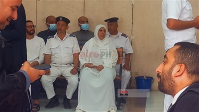 لابسين كمامات.. أول ظهور للمتهمين بالتعدي بالصفع على مسن السويس من داخل قاعة المحكمة