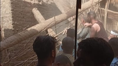 انهيار منزل قديم مكون من طابقين في قرية بصرة بأسيوط 