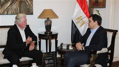 وزير الثقافة يلتقي حسين فهمي لبحث الترتيبات النهائية لانطلاق الدورة الـ46 لمهرجان القاهرة السينمائي الدولي