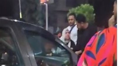سيدة تتعدى على سيارة أخرى بسبب أولوية المرور في العجوزة