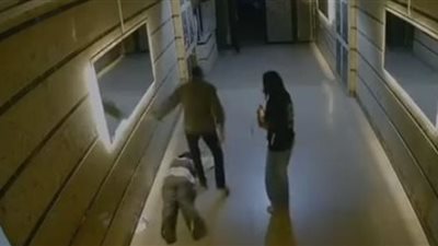 بنته ومش عايزة تروح معاه.. القبض على المتهم بالتعدي على فتاة بالضرب في مدخل عقار بالقاهرة
