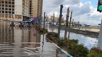 سحب مياه الأمطار من الشوارع والأحياء بمطروح