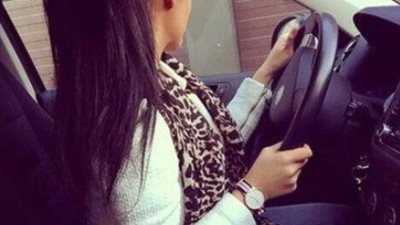 منتج شهير يتهم فتاتين بالتعدي عليه خلال قيادتهن سيارة في الشيخ زايد