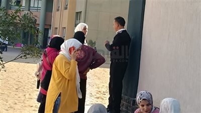 ولادنا تعرضوا لصعق كهربائي.. أولياء أمور يحتجون أمام مدرسة الأبطال المتميزة بالشروق بسبب مشكلات المباني الجديدة