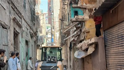 إصابة شخص وتحطيم سيارة إثر انهيار أجزاء من شرفتين في عقار بالإسكندرية