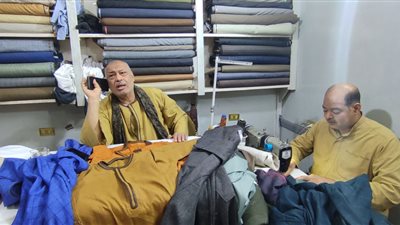 الجلابيب البلدي الصعيدي: حرفة عريقة تتراوح أسعارها مابين 500 جنيه إلى 15 ألف حسب الخامة في سوهاج | صور وفيديو