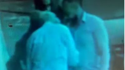 على غرار واقعة مسن السويس.. شاب يصفع رجلا على وجهه بالزيتون