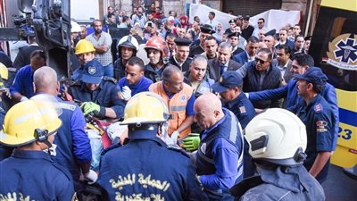 محافظ الإسكندرية يتفقد العقار المنهار في كرموز.. والحماية المدنية تنقذ العالقين 