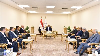 وزير الإنتاج الحربي يناقش مع ممثلي نورثروب جرومان الأمريكية وهيلينك اليونانية أوجه التعاون في التصنيع العسكري