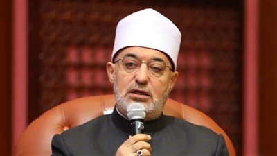 هل يجوز إخراج الزكاة إلى مستحقين في دولة أخرى؟ المفتي يجيب.. فيديو