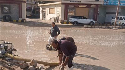 فرق الطوارئ بـ مرسى مطروح تتعامل مع تجمعات وتراكمات مياه الأمطار