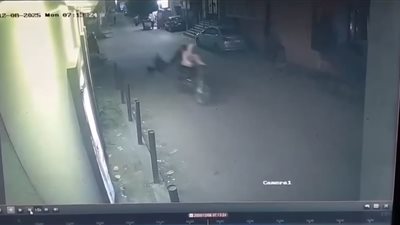 سحلوها وخطفوا الشنطة.. الأمن يفحص فيديو يظهر شخصين يسرقان حقيبة فتاة بشارع الهرم | صور