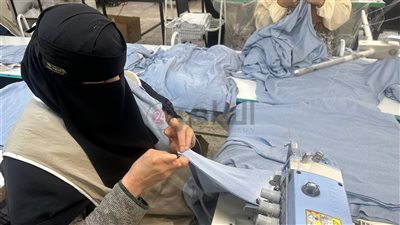 من قيود الفراش إلى نبض الماكينات.. ذوو الإعاقة يصنعون الأمل داخل مصنع غزل الفيوم